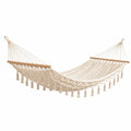 Hamac en coton beige avec barres en bois, style bohème, dimensions 200 x 100 cm, par Polvaken, suspendu et prêt à l'emploi