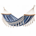 Hamac bohème en tissu rayé bleu et blanc, 200x100 cm avec barres en bois, suspendu pour relaxation extérieure.
