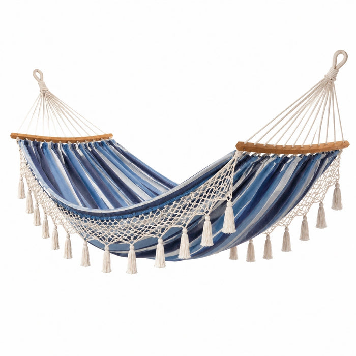 Hamac bohème en tissu rayé bleu et blanc, 200x100 cm avec barres en bois, suspendu pour relaxation extérieure.